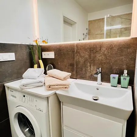 Kolonada 60 Square Meters 2 In Location Direct At Famous Colonnade And Singing Fountain アパート *